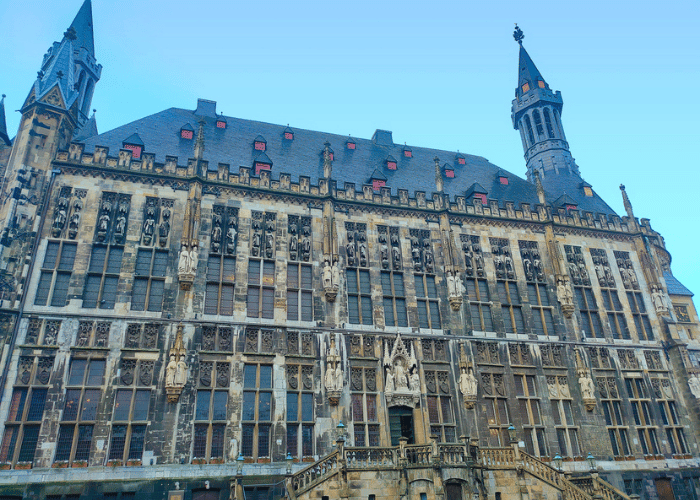 Aken dom